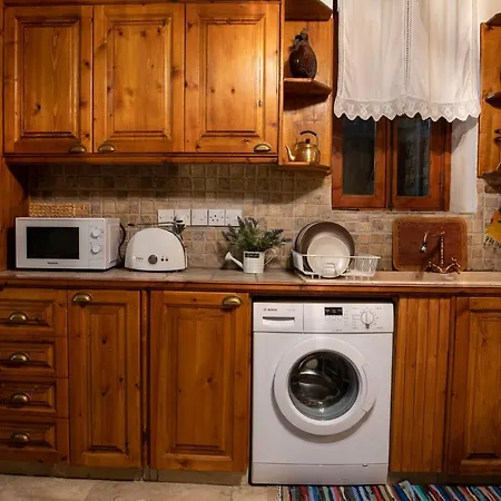 Apanemia House Lófou