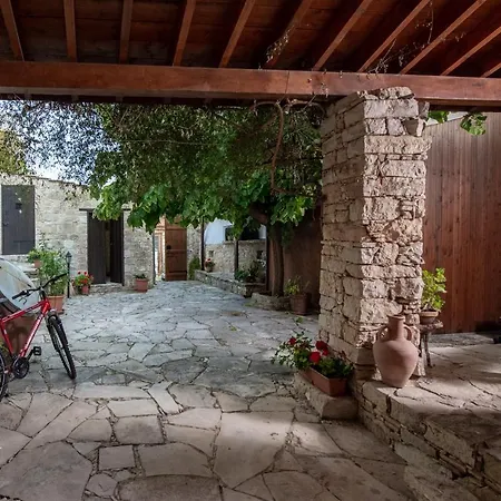 Apanemia House Ferienhaus Lofou