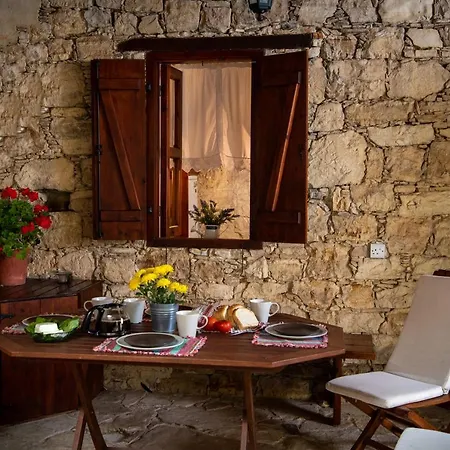 Apanemia House Ferienhaus Lofou